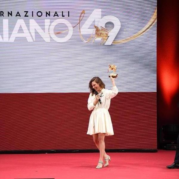 Jasmine Trinca Riceve Il Pegaso D&#039;Oro Dal Presidente Di Codice Citra, Sandro Spella- Premi Internazionali Flaiano
